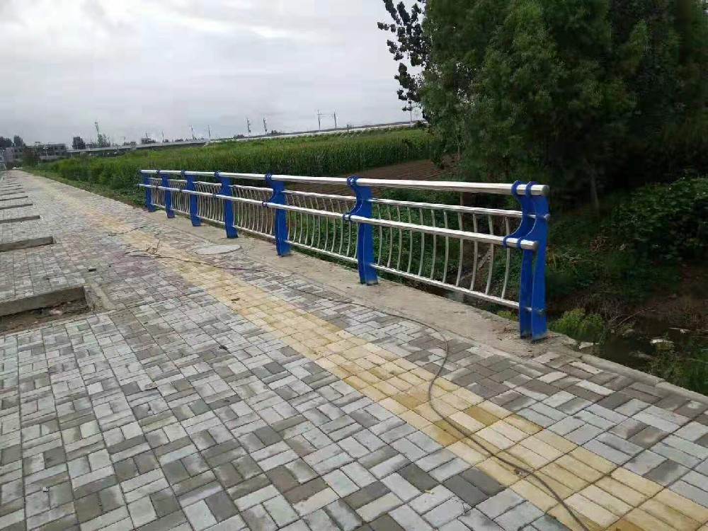 不銹鋼碳素復合管橋梁護欄